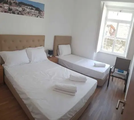 Tek Büyük veya İki Ayrı Yataklı Oda, Ortak Banyo (102)