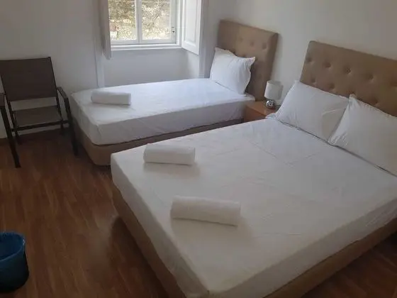 Tek Büyük veya İki Ayrı Yataklı Oda, Ortak Banyo (102)