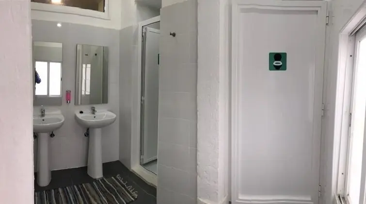 Üç Kişilik Oda, Ortak Banyo (303)
