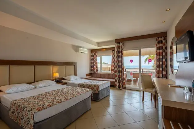 https://images.etstur.com/imgproxy/resize/2560x1440/files/images/hotelImages/etsrooms/877/Justiniano_Club_Alanya_20241210124628_0.jpg