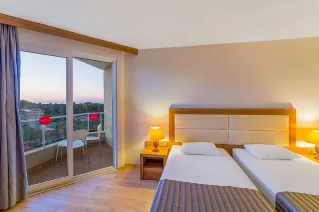 https://images.etstur.com/imgproxy/resize/2560x1440/files/images/hotelImages/etsrooms/877/Justiniano_Club_Alanya_20241210125019_0.jpg