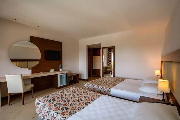 https://images.etstur.com/imgproxy/resize/2560x1440/files/images/hotelImages/etsrooms/877/Justiniano_Club_Alanya_20241210125207_0.jpg