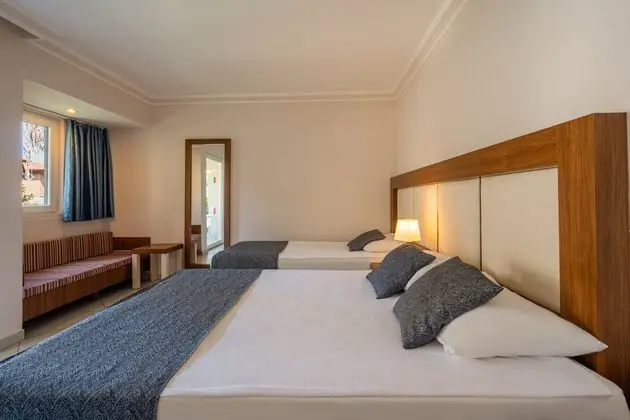 https://images.etstur.com/imgproxy/resize/2560x1440/files/images/hotelImages/etsrooms/877/Justiniano_Club_Alanya_20241210125207_1.jpg