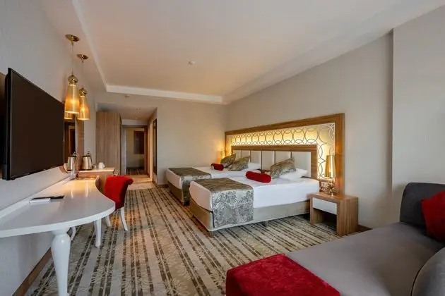 https://images.etstur.com/imgproxy/resize/2560x1440/files/images/hotelImages/etsrooms/118/Justiniano_Deluxe_Resort_20241210102229_0.jpg