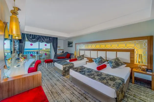 https://images.etstur.com/imgproxy/resize/2560x1440/files/images/hotelImages/etsrooms/118/Justiniano_Deluxe_Resort_20241210102229_1.jpg