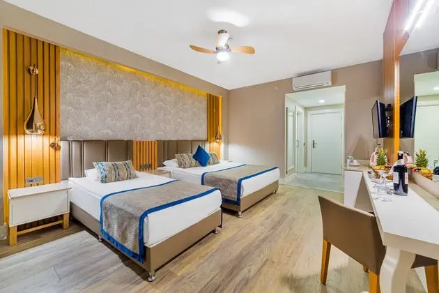 https://images.etstur.com/imgproxy/resize/2560x1440/files/images/hotelImages/etsrooms/118/Justiniano_Deluxe_Resort_20241210113135_1.jpg