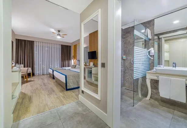 https://images.etstur.com/imgproxy/resize/2560x1440/files/images/hotelImages/etsrooms/118/Justiniano_Deluxe_Resort_20241210113135_3.jpg