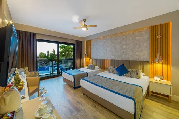 https://images.etstur.com/imgproxy/resize/2560x1440/files/images/hotelImages/etsrooms/118/Justiniano_Deluxe_Resort_20241210113135_6.jpg
