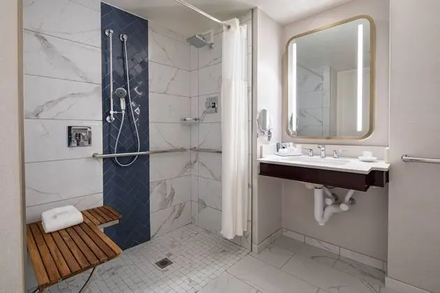 Oda, 2 Büyük (Queen) Boy Yatak (Mobility Accessible, Roll-In Shower)