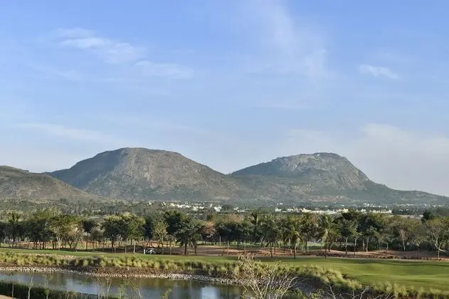 Club Süit, 1 En Büyük (King) Boy Yatak, Golf Manzaralı, Köşe (corner)