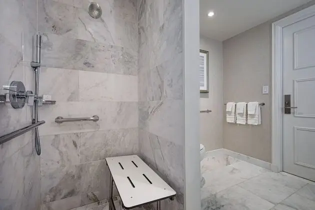 Oda, 1 En Büyük (King) Boy Yatak (Mobility Accessible, Roll-In Shower)