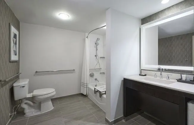Oda, 1 En Büyük (King) Boy Yatak (Mobility/Hearing Accessible, Tub)