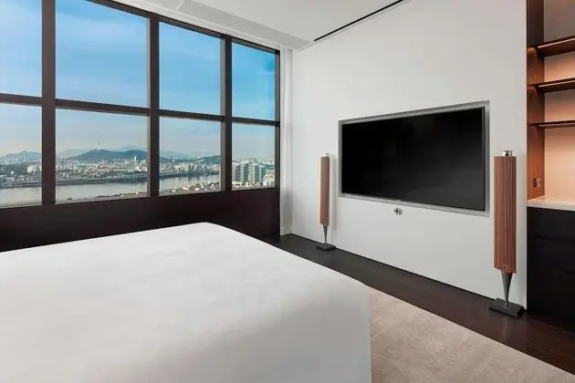 Ambassador Penthouse, 1 King Bed, 1 Bedroom, Non Smoking, River View (Executive Lounge Access)