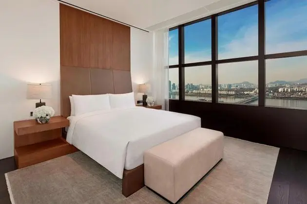 Ambassador Penthouse, 1 King Bed, 1 Bedroom, Non Smoking, River View (Executive Lounge Access)