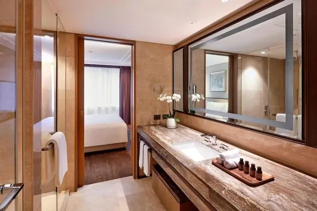 Business Suite, 1 King Bed, 1 Bedroom, Non Smoking (Executive Lounge Access)