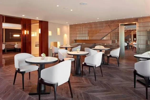 Business Suite, 1 King Bed, 1 Bedroom, Non Smoking (Executive Lounge Access)
