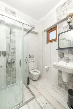 Basic Tek Büyük veya İki Ayrı Yataklı Oda