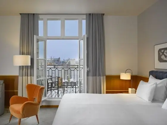 Executive Oda (Eiffel Tower View)