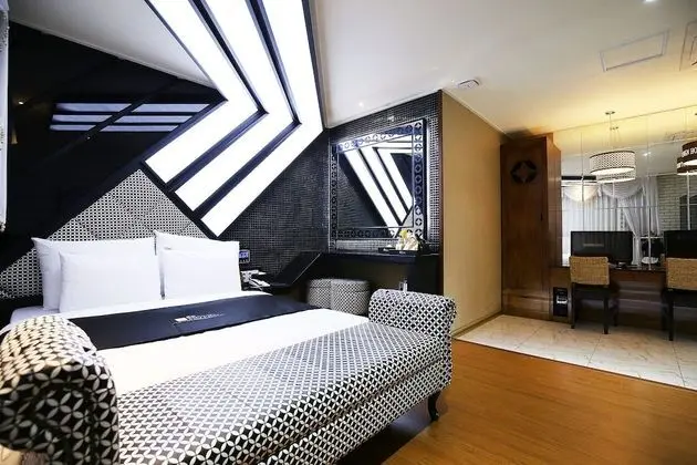 Premier Room (Party) - On site payment for more than 2 people