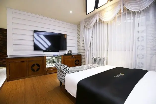 Premier Room (Party) - On site payment for more than 2 people