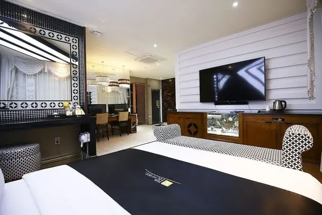 Premier Room (Party) - On site payment for more than 2 people