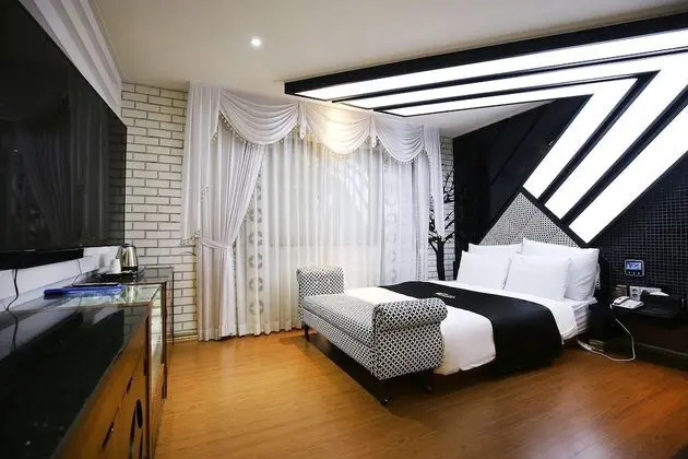 Premier Room (Party) - On site payment for more than 2 people