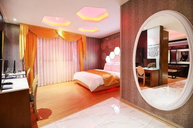 Premier Room (Party) - On site payment for more than 2 people