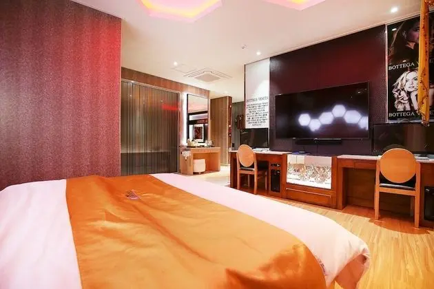 Premier Room (Party) - On site payment for more than 2 people