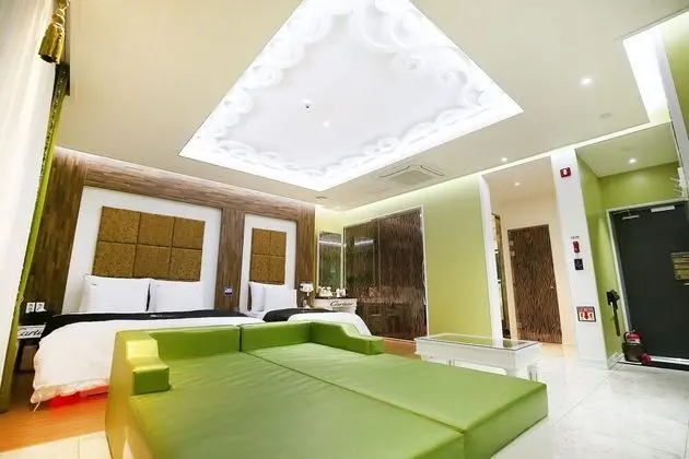 Premier Room (Party) - On site payment for more than 2 people