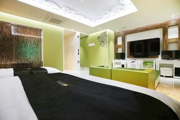 Premier Room (Party) - On site payment for more than 2 people