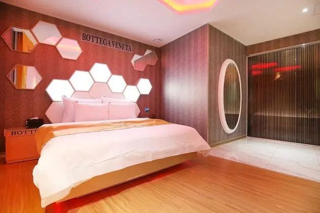 Premier Room (Party) - On site payment for more than 2 people