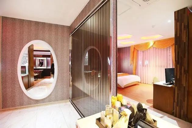 Premier Room (Party) - On site payment for more than 2 people