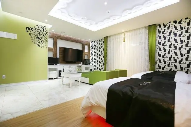 Premier Room (Party) - On site payment for more than 2 people