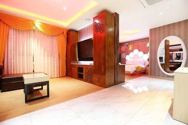 Premier Room (Party) - On site payment for more than 2 people