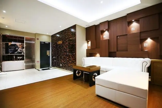 Premier Room (Party) - On site payment for more than 2 people