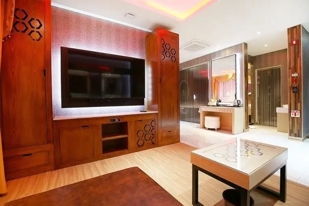 Premier Room (Party) - On site payment for more than 2 people