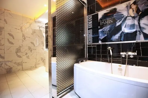 Premier Room (Party) - On site payment for more than 2 people