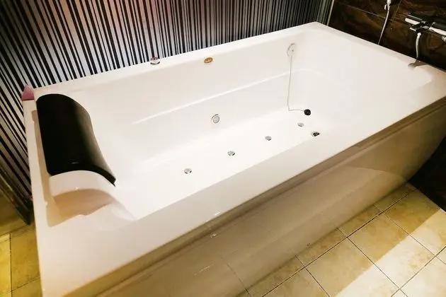 Premier Room (Party) - On site payment for more than 2 people