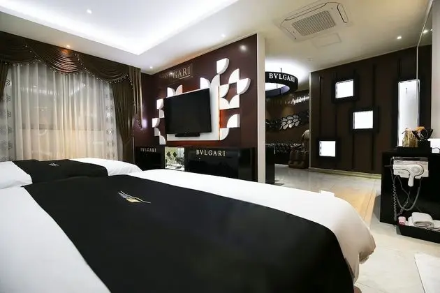 Semi Suite (Karaoke) - On site payment for more than 2 people