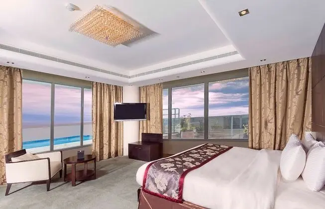 Senior Süit, Birden Çok Yatak, Sigara İçilmez, Küçük Mutfak (Converts to 2 Twin Beds)