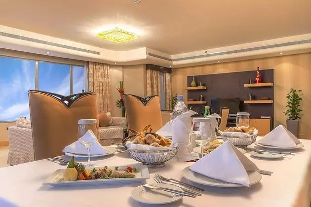 Senior Süit, Birden Çok Yatak, Sigara İçilmez, Küçük Mutfak (Converts to 2 Twin Beds)