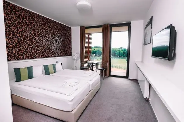 Deluxe Tek Büyük veya İki Ayrı Yataklı Oda, Balkon, Bahçe Manzaralı