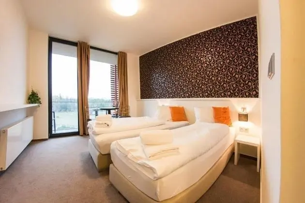 Deluxe Tek Büyük veya İki Ayrı Yataklı Oda, Balkon, Bahçe Manzaralı