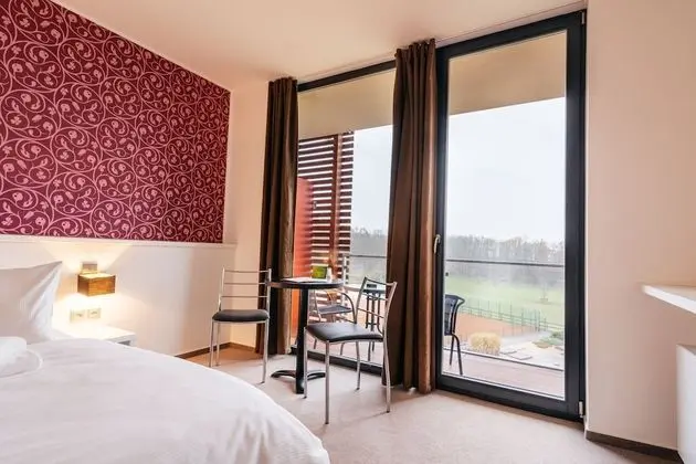 Deluxe Tek Büyük veya İki Ayrı Yataklı Oda, Balkon, Bahçe Manzaralı