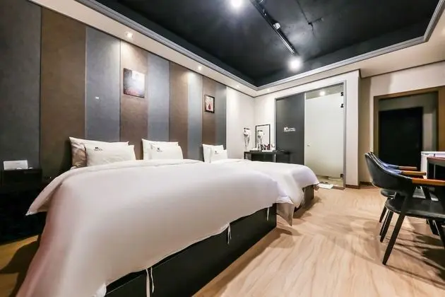 Deluxe Twin Room (Breakfast available on weekday only)