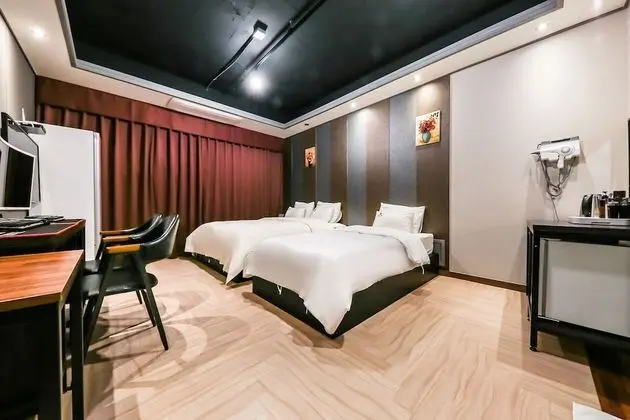 Deluxe Twin Room (Breakfast available on weekday only)
