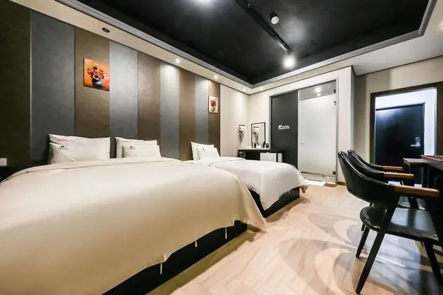 Deluxe Twin Room (Breakfast available on weekday only)