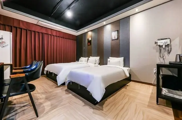 Deluxe Twin Room (Breakfast available on weekday only)
