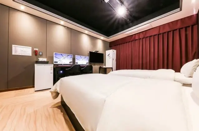 Deluxe Twin Room (Breakfast available on weekday only)