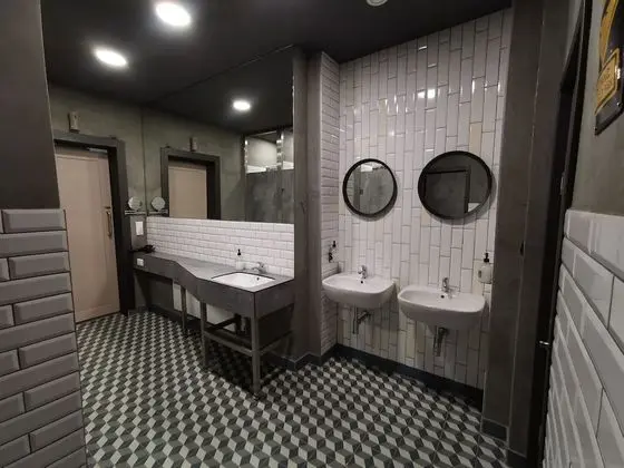 Dört Kişilik Oda, Ortak Banyo